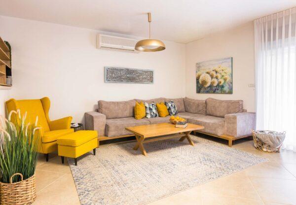 נגיעות צהוב בגדרה