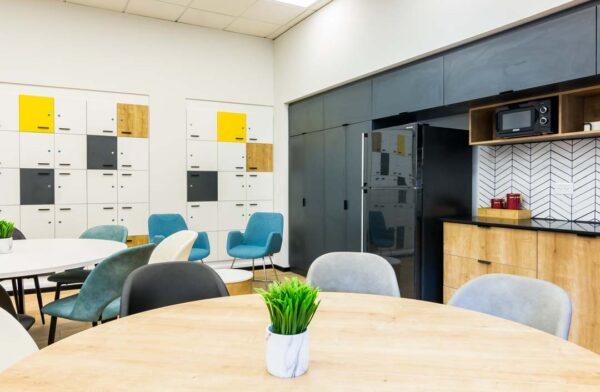 חדר מורים ססגוני ברחובות