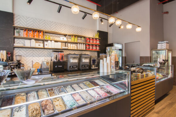 הגלידריה הצבעונית באזור